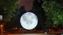 Velika svjetlosna instalacija 'Touch the Moon' na Trgu Mažuranića spušta Zemljin satelit na dlan svih posjetitelja
