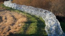 'Žurno i bez odgode uklonite bodljikavu žicu!'