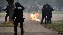 Kaos u Francuskoj: Prosvjednici pljačkali trgovine i palili automobile