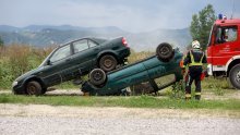 Jedan auto završio na krovu, a drugi na njemu. Situacija je riješena, evo što se dogodilo