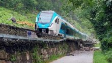 Opasno nevrijeme u Sloveniji: Odron zatrpao autobus, vlak iskočio iz tračnica