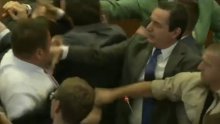 Premijer Albin Kurti zaliven vodom u parlamentu, izbila tučnjava: Pogledajte taj kaos