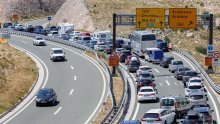 Gužve prema moru: Pred tunelom Sveti Rok kolona duga šest kilometara