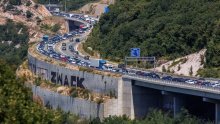 Kilometarske kolone na cestama, višesatna čekanja na granicama