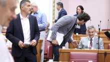 Zastupnici nastavili razmjenjivati uvrede, nazivali se 'klaunovima' i 'kukavicama'