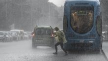 Stručnjak savjetuje kako se ponašati za vrijeme oluje: Bolje je biti unutra