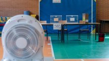 Španjolski izbori na 40 plus: Na biralištima ventilatori i boce vode