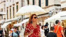 Zanimljivi ljetni stajlinzi na Stradunu: 'Sveprisutniji' novi modni dodatak je - suncobran