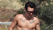 Harry Styles na brodu pokazao trbušnjake, ali i tetovažu posvećenu bivšoj