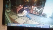 Glumio kupca pa opljačkao zlatarnicu, vlasnik objavio video pljačke