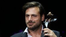 Stjepan Hauser oduševio fanove fotografijom na kojoj pozira sa svojim roditeljima