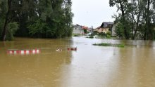 Besana noć u Međimurju: Vatrogasci i volonteri osiguravaju nasipe, Mura još narasla