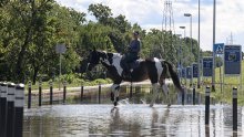 Južna strana Jaruna je poplavljena, zabranjen promet, najsigurnije je na konjima