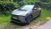 Vozili smo Toyotu bZ4X: Napredno urbano električno vozilo s izvrsnim sposobnostima SUV-a