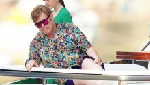 Hitno hospitaliziran: Elton John prenoćio u bolnici nakon što se srušio u svojoj vili
