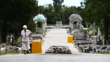 Tijekom radova na Mirogoju radnik nepažnjom srušio veliki centralni križ