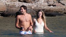 Strastveni poljupci: Margot Robbie sa suprugom uživa na plaži