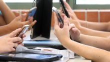Ima li smisla zabrana mobitela u školama? Evo što kaže psiholog