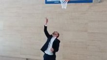 Pogledajte kako gradonačelnik Tomašević igra košarku