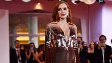 Senzacionalan look: Jessica Chastain zasjala u zlatnoj haljini vrtoglavog dekoltea