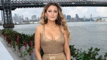 Blake Lively oduševila u New Yorku: U zlatnom kombinezonu privukla sve poglede