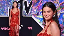 Crvena joj sjajno pristaje: Selena Gomez plijenila poglede u hit boji sezone