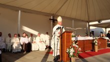 Papin veleposlanik u Hrvatskoj stavio Uziniću traku od ovčje vune na ramena