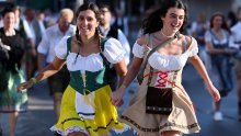 Počeo Oktoberfest: Najveći ljubitelji piva potrčali zauzeti mjesto pod šatorom