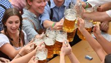 Od cijena na popularnom Oktoberfestu boli glava - pivo 13 eura, voda 10