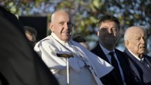 Papa Franjo: 'Crkva se ne smije okretati unatrag, ali ni prepustiti pomodnosti'