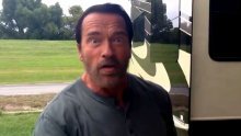 Schwarzenegger mlati mlađe od sebe
