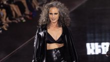 Andie MacDowell ukrala pozornost u koži i svojim raskošnim sijedim kovrčama