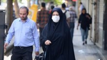 Tinejdžerica u metro u Teheranu nije pravilno nosila hidžab, pala u komu, uhićena joj i majka