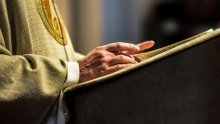 Kako i kada svećenici idu u mirovinu? Svaka biskupija ima svoja pravila