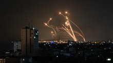 Pogledajte dramatično slijetanje aviona u Tel Aviv dok se u pozadini obaraju rakete