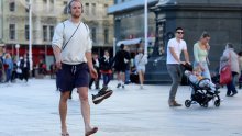 Skinuo tenisice i bosonog prošetao Trgom bana Jelačića