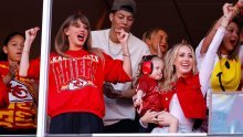 Taylor Swift u zanimljivom društvu vatreno bodrila dečka s tribina