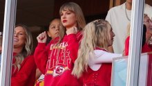 Fotografije koje tope srca: Taylor Swift nježno je ljubila dečka u svlačionici