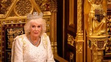Kraljica Camilla danas je stala uz bok dosadašnjim engleskim kraljicama