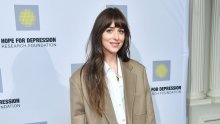 Dakota Johnson modno zablistala: Klasični komadi i hit torba za stajling bez greške