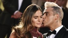 Dok ona i Robbie Williams putuju u prvoj klasi, njihova djeca lete ekonomskom