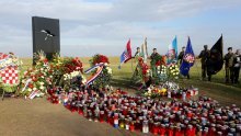 Medved na komemoraciji na Ovčari: 'Još uvijek tragamo za sudbinom 1803 osobe'