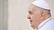 Papa više nema vrućicu, no i dalje ima upalu pluća