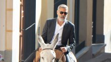 Prizor skoro kao iz bajke: Neodoljivi George Clooney je princ na bijelom magarcu