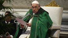 Macron poziva papu Franju na ponovno otvaranje katedrale Notre Dame