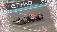 Verstappen slavio na posljednjoj utrci sezone, a Mercedes se ipak probio ispred Ferrarija