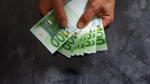 Evo kolike božićnice će dobiti zaposleni u HEP-u, HŽ-u, autocestama, pošti...