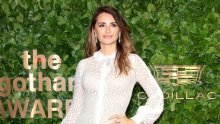 Penelope Cruz zablistala u romantičnoj haljini, pa suptilno otkrila donje rublje