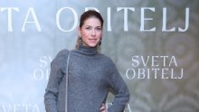 Mini suknja, trendi čizme i širok osmijeh: Jelena Perčin privlačila poglede na premijeri filma