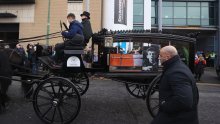 Tužna povorka krenula ulicama Dublina, obožavatelji se opraštaju od Shanea MacGowana